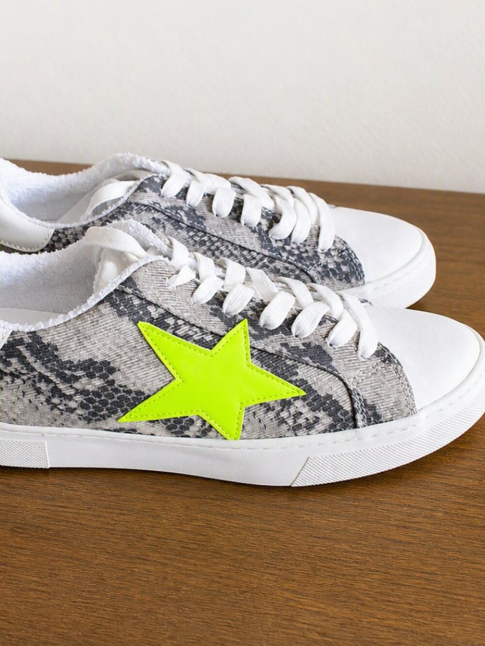 Steven by Steve Madden Reeves Sneakers – Snakeskin Fabric & Neon Star size 9
